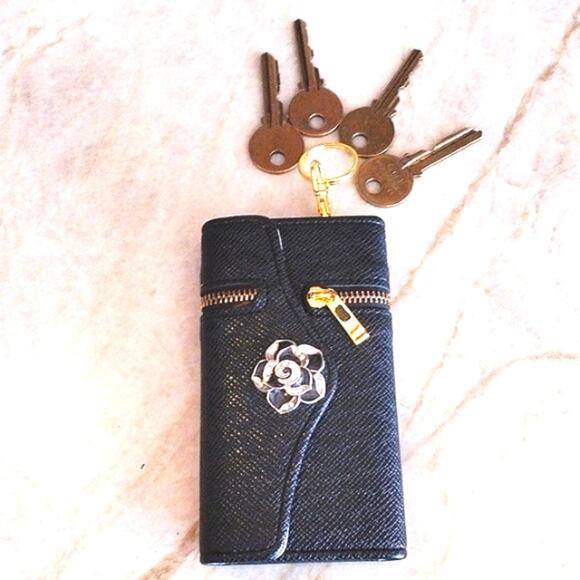 Vintage Key Case Crystal Camelia Rose Flower BLACK Zip Pouch Card Holder Glam - Picture 1 of 12